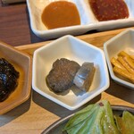とんかつ GEN - 海苔の佃煮、茄子の南蛮漬、大根の漬物
