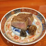 銀座 きた川 - 飛騨牛とび牛　玉鋼焼き
      玉ねぎのチャツネ、実山椒、黒胡椒のペースト