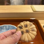 銀座 きた川 - モナカの皮も少し焼いてるのでパリッとしてます