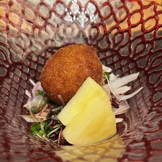 厳選された素材を活かした和の逸品や揚げ物をおまかせコースで