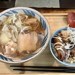 GADO-GADO - あっさりにんにくしょう油と炙りチャーシュー丼マヨあり1350円
