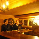 ルパン - カウンター奥にも写真が