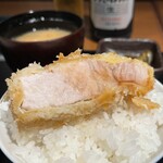 とんかつ ひびき - ロースかつ (on the rice) (別日撮影)
