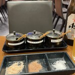 とんかつ ひびき - 卓上に常備された3種の岩塩 (左から、ピンクロックソルト、ヒマラヤソルト、ロレーヌ岩塩)