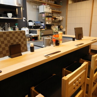 木目調の落ち着いた空間◆臨場感漂うカウンターや掘りごたつ席有