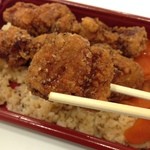 からあげ&弁当 トリとん - 上州とんから飯（税込み830円）