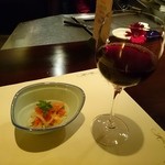 小石澤 - 赤ワインと、貝の辛し和え。