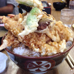 Toyono Don - 黄金丼大盛横からアングル