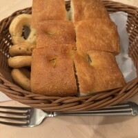 エリオ・ロカンダ・イタリアーナ - フォカッチャとグリシーヌが山盛りきます。女ひとりメシでラザニアだと、こちらは食べきれませんでした！