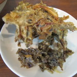 イリコかき揚げ(奥)　手前は無料のイリコの天カスです