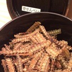 うなぎ 小椋 - サービスで置いてある鰻の骨〜  カリカリで美味しいww!! ビールのおつまみに最高っw