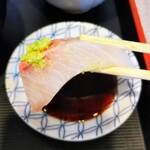 伊勢屋 - カンパチの刺身（アップ）