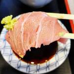 伊勢屋 - マグロの刺身（アップ）