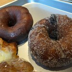 COBO BAKERY SHOP - シナモンレーズンベーグルドーナツ（右）とドーナツ（左）