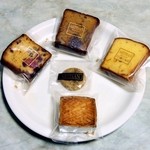 アルチザン・パティシエ・イタバシ - お持ち帰り購入、ドライイチジクとドゥミセック。カット包装されたケーキの他に、ホールの販売もありました。