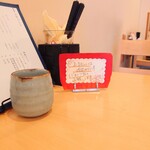 かわしま - お支払いは現金のみ。レジはカウンターの左端です。