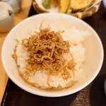 かわしま - ご飯も美味しい"じゃこご飯"。