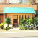 かわしま - 緑が多い、老舗"蕎麦屋"らしいファサード。
