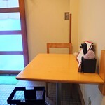 かわしま - 玄関入ってすぐ左のテーブル席には外光も差し込んでいます。