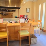 かわしま - 玄関入って右側は、店内奥まで続く厨房前のカウンター席。