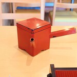 かわしま - 蕎麦の進行具合を確認しつつ、花番さんが持ってきてくれる、熱々の"蕎麦湯"。