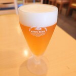 かわしま - 管理の行き届いた脚付きグラスで提供される"ブラウマイスター"。