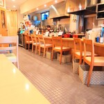 かわしま - 通路もゆったりと取られたスペース。