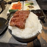 牛三 - ザブトンの脂の美味さに、思わず、大ライスを要求！