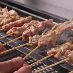 屯舎 澄 - 焼き鳥を焼いているシーン