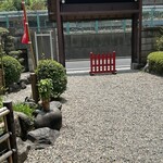 尾花 - お店側からなら小道を挟んで常磐線の線路が見えます。