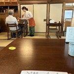 尾花 - 席はゆったりと間隔を空けている。黄色の札は下足札です