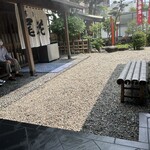 尾花 - この竹の縁台で2時間ほど待ちました