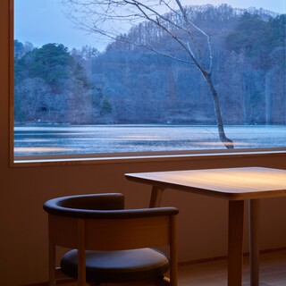 在湖畔绝美的景色中享用美食，静谧而舒适的空间