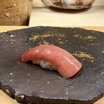 鮨しゅんじ - 中とろ 軽く漬け やま幸より