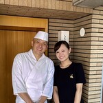 鮨しゅんじ - 仲睦まじいお二人♪
      橋場大将の、つけ場から離れリラックスした柔らかな雰囲気がまた素敵なのです。
      とても素敵なお鮨屋さん、この日来れたのはほんとラッキーでした♪
      ありがとうございましたm(_ _)m
