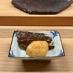 鮨しゅんじ - 車海老の頭の揚げ物と素揚げした昆布