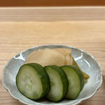 鮨しゅんじ - きゅうり糠漬、ガリ、茎山葵