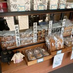 すもうせんべい本舗 前田商店 - 目移りしてしまう、色々な種類のお煎餅たち