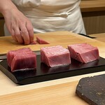 鮨しゅんじ - この日の鮪は、今年3月に水揚げした冷凍の大間産の鮪、全て同一個体。
      鮪の良い季節に捕ったものだけに、夏場のこの時期でもとても美味しい鮪がいただけました！
