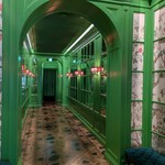 グッチオステリアダマッシモボットゥーラ トウキョウ - １階エントランスからエレベーターホールへ続く