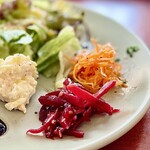 カフェアンドバー チェルキオ - ビーツのキンピラ・燻製卵のポテサラ・キャロットラペなど。