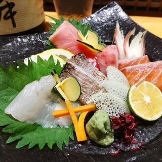 四季折々の旬食材を厳選。新鮮な刺身の盛り合わせがオススメ◎
