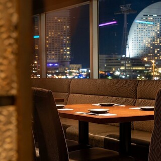 雰囲気も良い、綺麗な夜景が見える特別なお席ございます