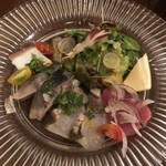 デリツィオーゾ フィレンツェ - カルパチョ　生ハムサラダに比べると野菜は少ないけどこれくらいが普通よね、と。笑　　お魚はマグロ、白身？サバ、タコ　ソースも含み美味しかった♡