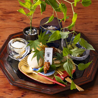 種類豊富な料理が盛り付けられた旬のおいしさあふれる『季節の前菜盛り合わせ』