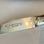 RoastBeef&Grill ROSSINI - フォークとナイフは1828年から続くフランスの燕三条、 FORGE DE LAGUIOLEでミツバチ印を押さて食べるとしっくりくる一品。