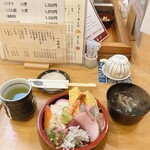 幸寿司 - 海鮮丼、1,320円。