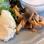 ベジバル チバットリア - タラのポテトサラダ、キノコのボロネーゼ♡