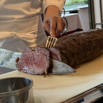 RoastBeef&Grill ROSSINI - 目の前で料理長さんが、一切れ一切れを切り分けてくれます。 ワゴンに載せてきたローストビーフの塊の大きさに驚きです。
