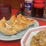 めちゃッ! 餃子 餃飯軒 船橋南口店 - グラスとの比較で餃子のバクダンサイズが伝わるか？